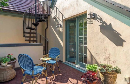 North Downtown Apartment | High Street Inn McIntire Room
