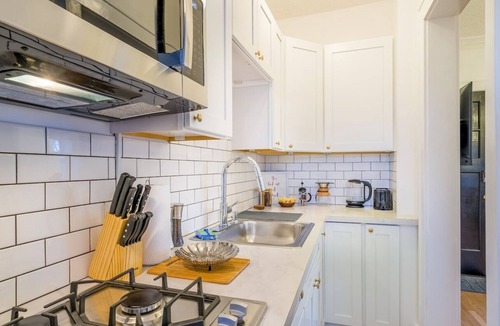 East Avenue Apartment | HighFall Hideaway Your Cozy Escape+Wi-Fi+TV Pets