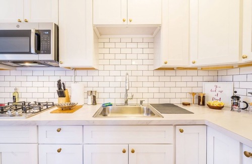 East Avenue Apartment | HighFall Hideaway Your Cozy Escape+Wi-Fi+TV Pets