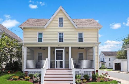 Chincoteague House | Hill House - Pet friendly, In town with water views!