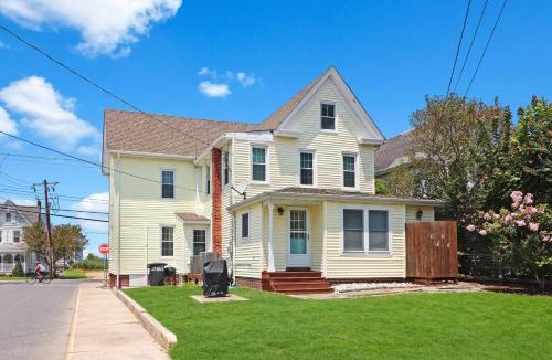 Chincoteague House | Hill House - Pet friendly, In town with water views!