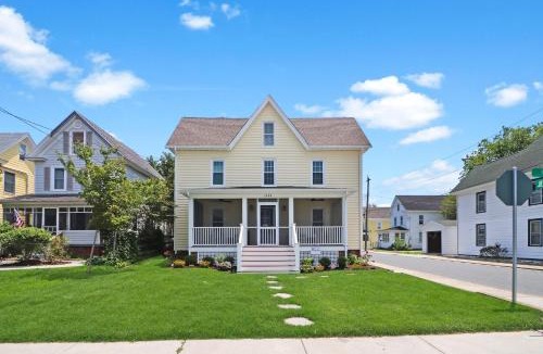 Chincoteague House | Hill House - Pet friendly, In town with water views!