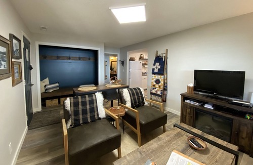 Somers Apartment | Hillside Lake View Getaway