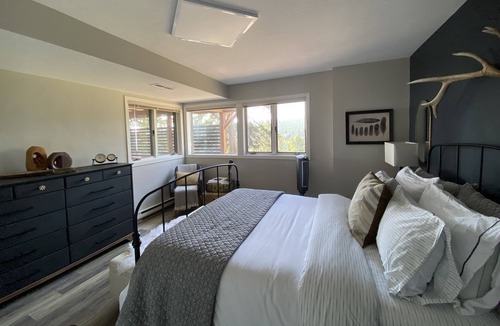 Somers Apartment | Hillside Lake View Getaway