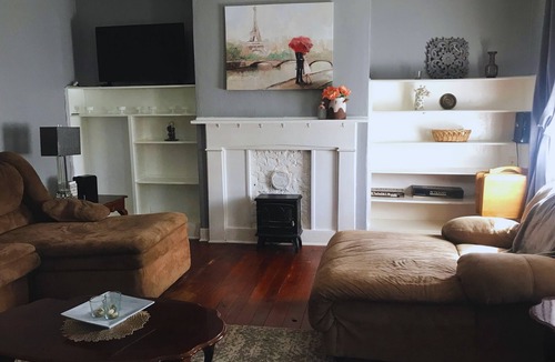 Smyrna House | Historic 1800s 2BR Cottage in the Heart of Smyrna