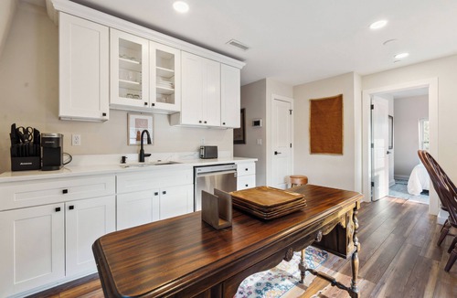 Chestertown Apartment | Historic 2 Bed/2 Bath Downtown Loft w/Park View & Spa Access