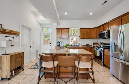 Church Hill House | Historic & Bright 3 BR Home in Church Hill - Walk to Chimborazo Park - Pets