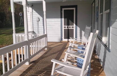 Roseland House | Historic Bungalow 30 minutes from Wintergreen