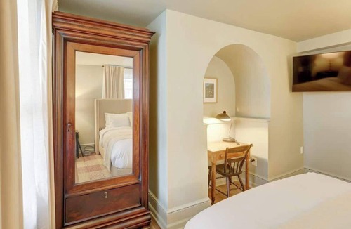 North Downtown Hotel | Historic Downtown Boutique Hotel with Queen Bed