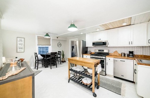 Diamond Hill Apartment | Historic Downtown Lynchburg Apartment, Walk To Shops and Dining