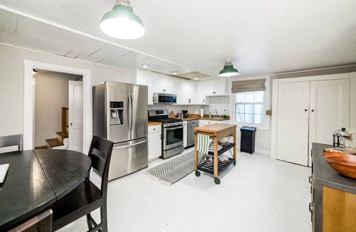 Diamond Hill Apartment | Historic Downtown Lynchburg Apartment, Walk To Shops and Dining