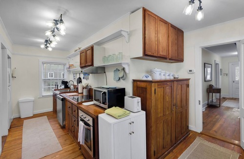 New Bern House | Historic Downtown New Bern 3-Bed Home – Fenced Yard, Pet-Friendly & Parking!
