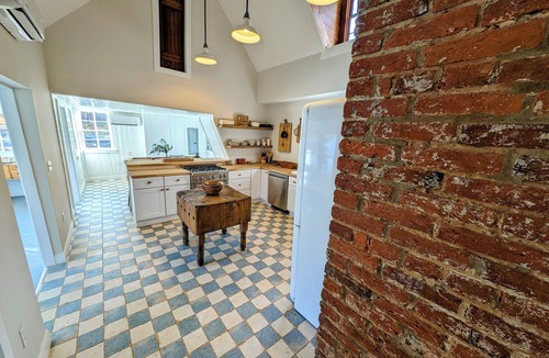 Croom House | Historic Farmhouse 30 minutes to DC/Annapolis. 4BR Large and Inviting, Zipline
