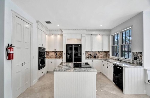 Hollywood Lakes Villa | Historic Hollywood Mansion 5 Minutes to the Beach 6BR 5-Bath