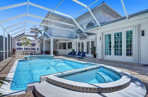 Hollywood Lakes Villa | Historic Hollywood Mansion 5 Minutes to the Beach 6BR 5-Bath