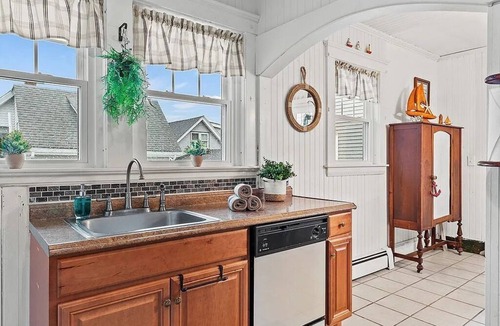 Onset House | Historic IdleHurst Home - Sleeps 14, FirePit & Porch Idlehurst Inn