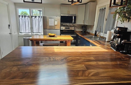 Downtown House | Historic Waterfront Home - Sleeps 10 - Walk to Downtown Hampton