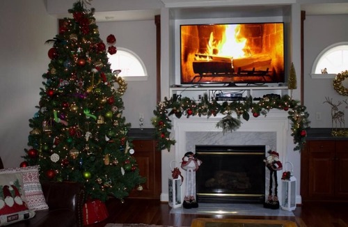 Ruby House | Holiday decorated Stafford Estate home on quiet 3 acre lot