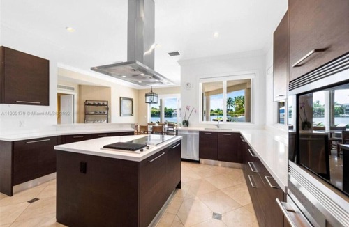Hallandale Beach Villa | Holiday Estate : Stylish Waterfront Villa with Pool & Sunset Views