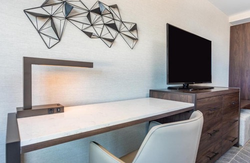 Revere Hotel | Holiday Inn Boston Logan Airport - Chelsea by IHG