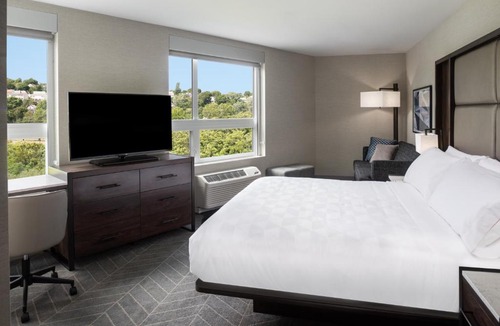 Revere Hotel | Holiday Inn Boston Logan Airport - Chelsea by IHG