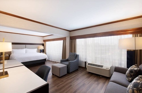 Clark Hotel | Holiday Inn Clark - Newark Area, an IHG Hotel