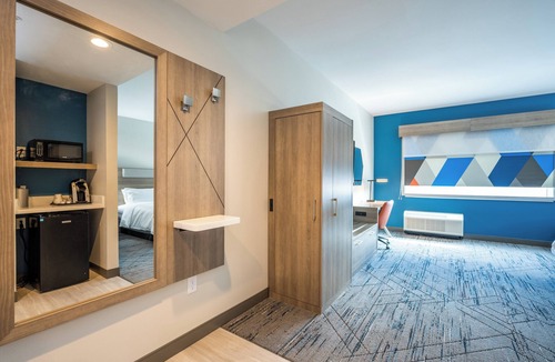 Charlottesville Hotel | Holiday Inn Express & Suites Charlottesville by IHG