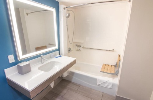 Davie Hotel | Holiday Inn Express and Suites Fort Lauderdale Airport West by IHG