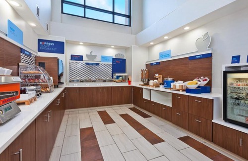 Brecksville Hotel | Holiday Inn Express Hotel & Suites Cleveland-Richfield by IHG