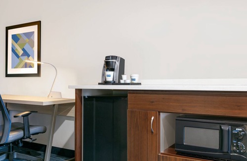 Norfolk - Virginia Beach Hotel | Holiday Inn Express Hotel & Suites Norfolk Airport by IHG