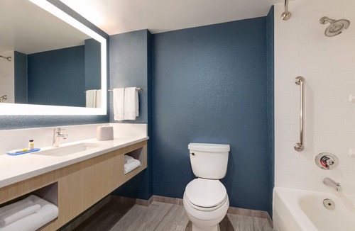 Norfolk - Virginia Beach Hotel | Holiday Inn Express Hotel & Suites Norfolk Airport by IHG
