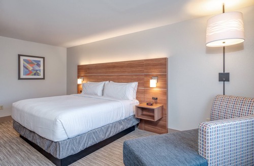 Thornburg Hotel | Holiday Inn Express & Suites - Thornburg, S. Fredericksburg by IHG