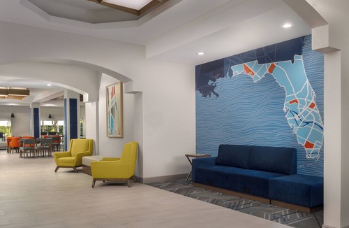 Three Lakes Hotel | Holiday Inn Express & Suites Kendall by IHG