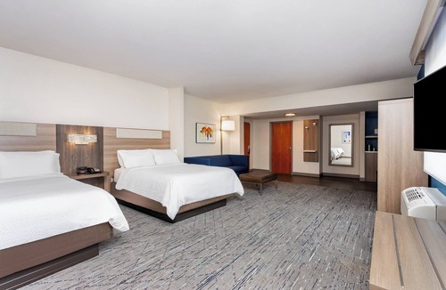 Lantana Hotel | Holiday Inn Express & Suites Lantana by IHG