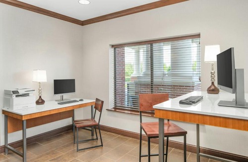 Newark Hotel | Holiday Inn Express & Suites Wilmington-Newark by IHG