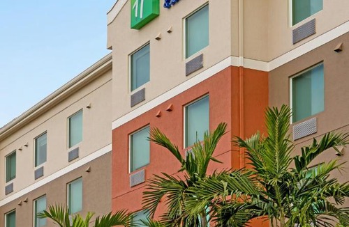 Pembroke Pines Hotel | Holiday Inn Express & Suites Pembroke Pines-Sheridan St by IHG