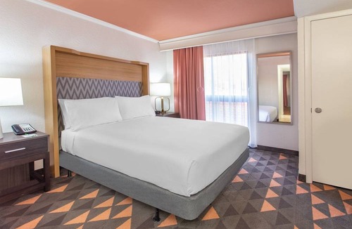 Boca Raton Hotel | Holiday Inn & Suites Boca Raton - North