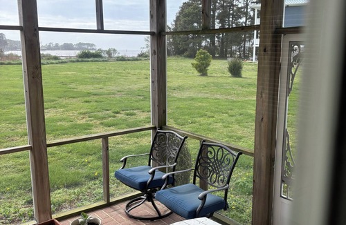 Tasley Apartment | Holly Cove Suite has gorgeous sunsets and spectacular views of Onancock Creek.