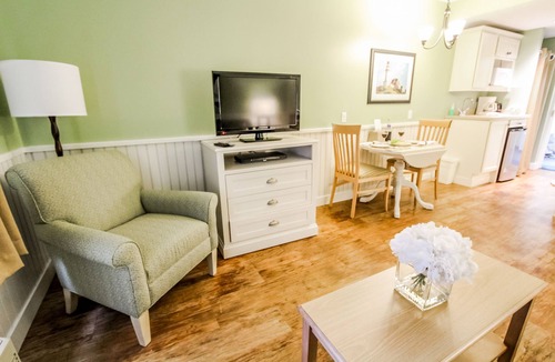 West Yarmouth Apartment | Holly Tree Resort