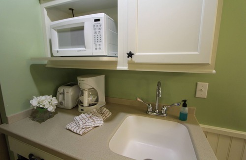 West Yarmouth Apartment | Holly Tree Resort