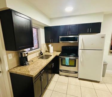 North Central Hollywood Apartment | Hollywood 1BR Apartment Self Check-In & Free Parking 108