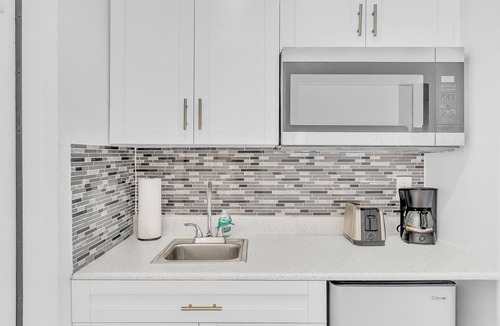 Royal Poinciana House | Hollywood 2-Bed Studio Near Beach & Hard Rock