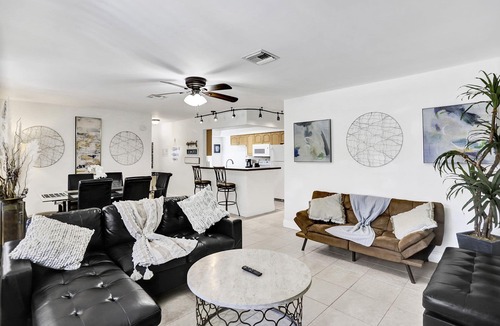 Hollywood South Central Beach House | Hollywood Beach Getaway – Walk to Broadwalk, Dining & Nightlife in 7 Minute Walk