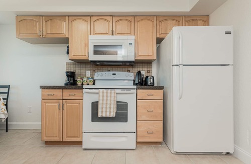 Hollywood South Central Beach House | Hollywood Beach Getaway – Walk to Broadwalk, Dining & Nightlife in 7 Minute Walk