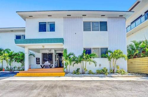 North Beach Apartment | Hollywood Beach, Steps to the Beach, Pool