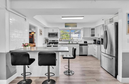 Parkside House | HOLLYWOOD CASTLE PALACE.7 BEDROOM 4 BATH POOL HOME .hot tub Close to beaches.