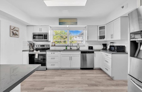 Parkside House | HOLLYWOOD CASTLE PALACE.7 BEDROOM 4 BATH POOL HOME .hot tub Close to beaches.