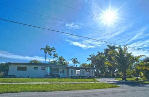 Park East House | Hollywood Cove cozy home near beach, Hardrock hote