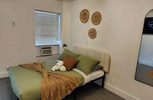 Parkside Apartment | Hollywood Dewey Prime 119-1843