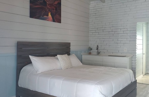 Royal Poinciana Hotel | Hollywood Gardens Inn & Suites